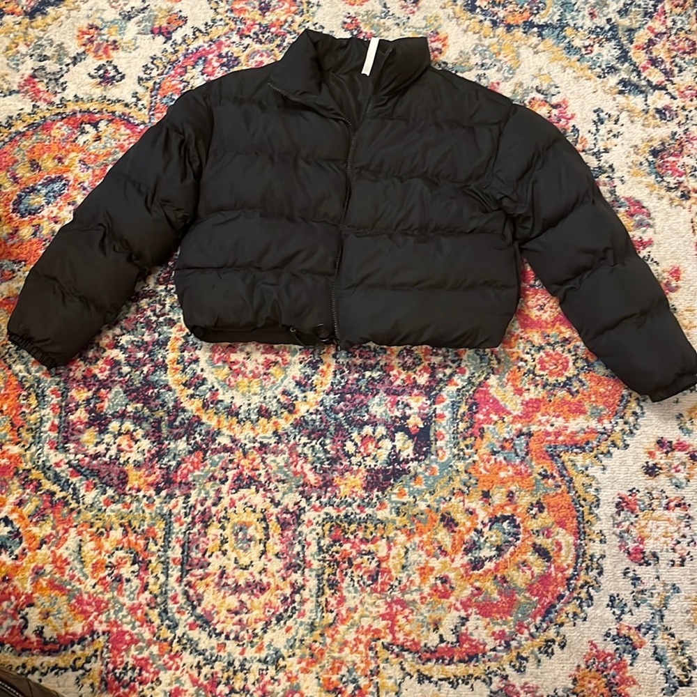 Fabletics cropped puffer jacket. Black size XS